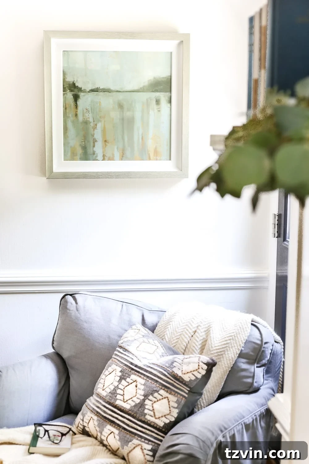 Secrets to a Lavish Home That Won't Break the Bank 6 How to Make Your Home Look Luxurious on a Budget | blesserhouse.com - 8 tips to make your home look luxurious on a budget with ideas for choosing finishes, lighting, art, and small details that only look expensive. living room