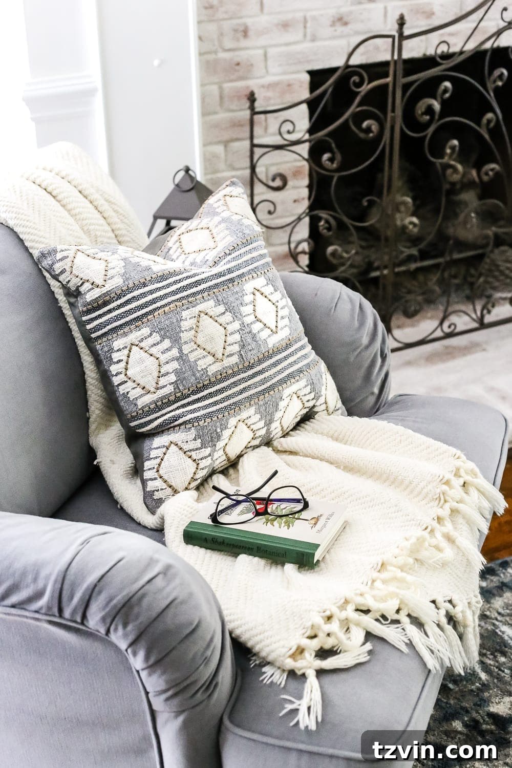 Secrets to a Lavish Home That Won't Break the Bank 9 How to Make Your Home Look Luxurious on a Budget | blesserhouse.com - 8 tips to make your home look luxurious on a budget with ideas for choosing finishes, lighting, art, and small details that only look expensive. living room art