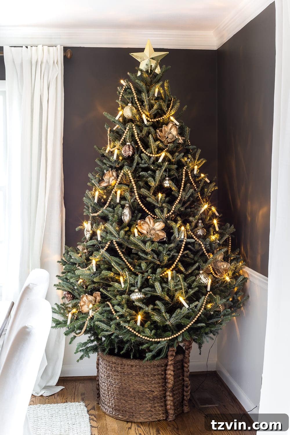 minimalist real Christmas tree decor