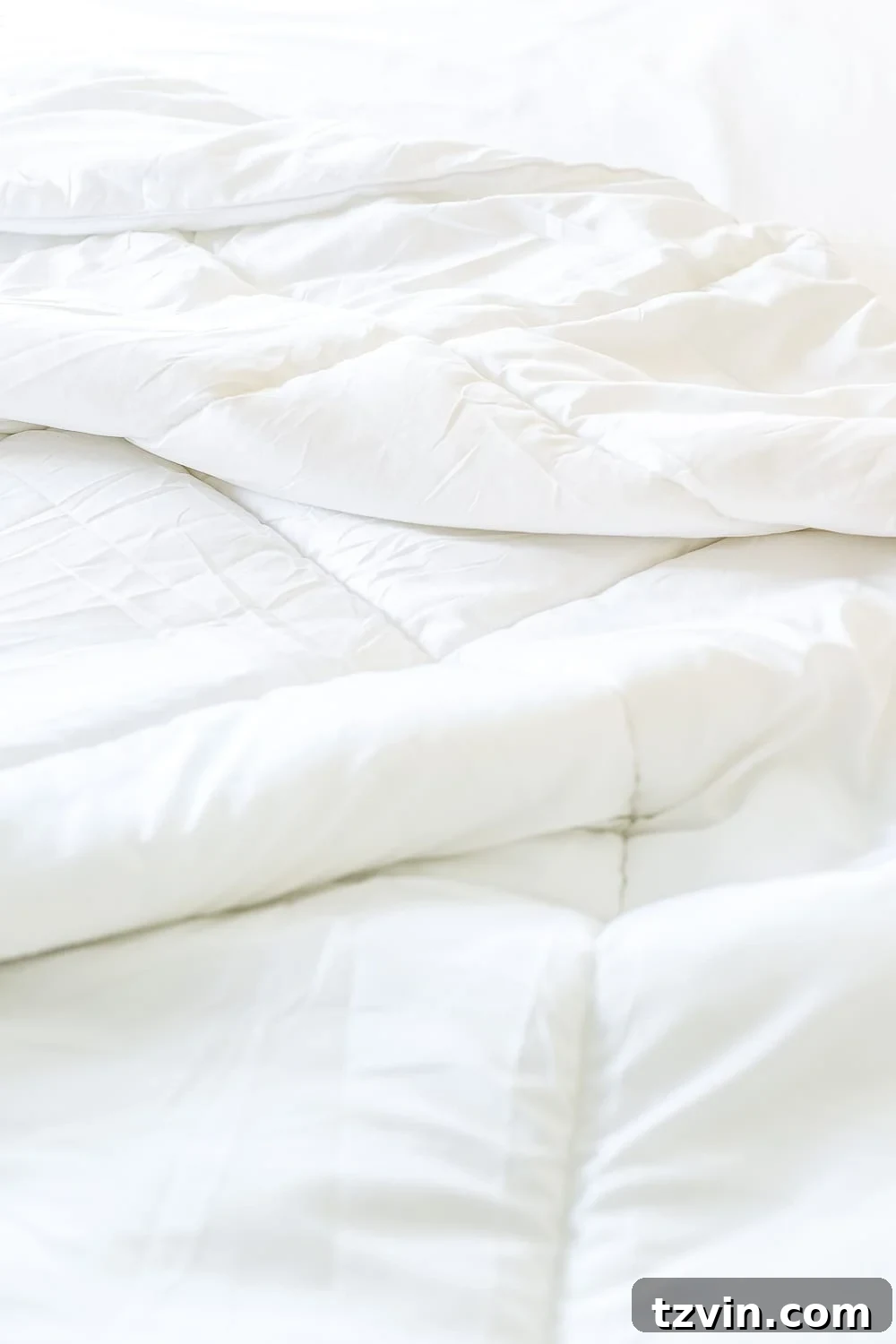 Affordable Luxury: High-End Bedding Without the High Price 5 The best resources for luxury feeling bedding for a tight budget under $40. #bedding #luxurybedding #budgetbedding #bedroomdecor