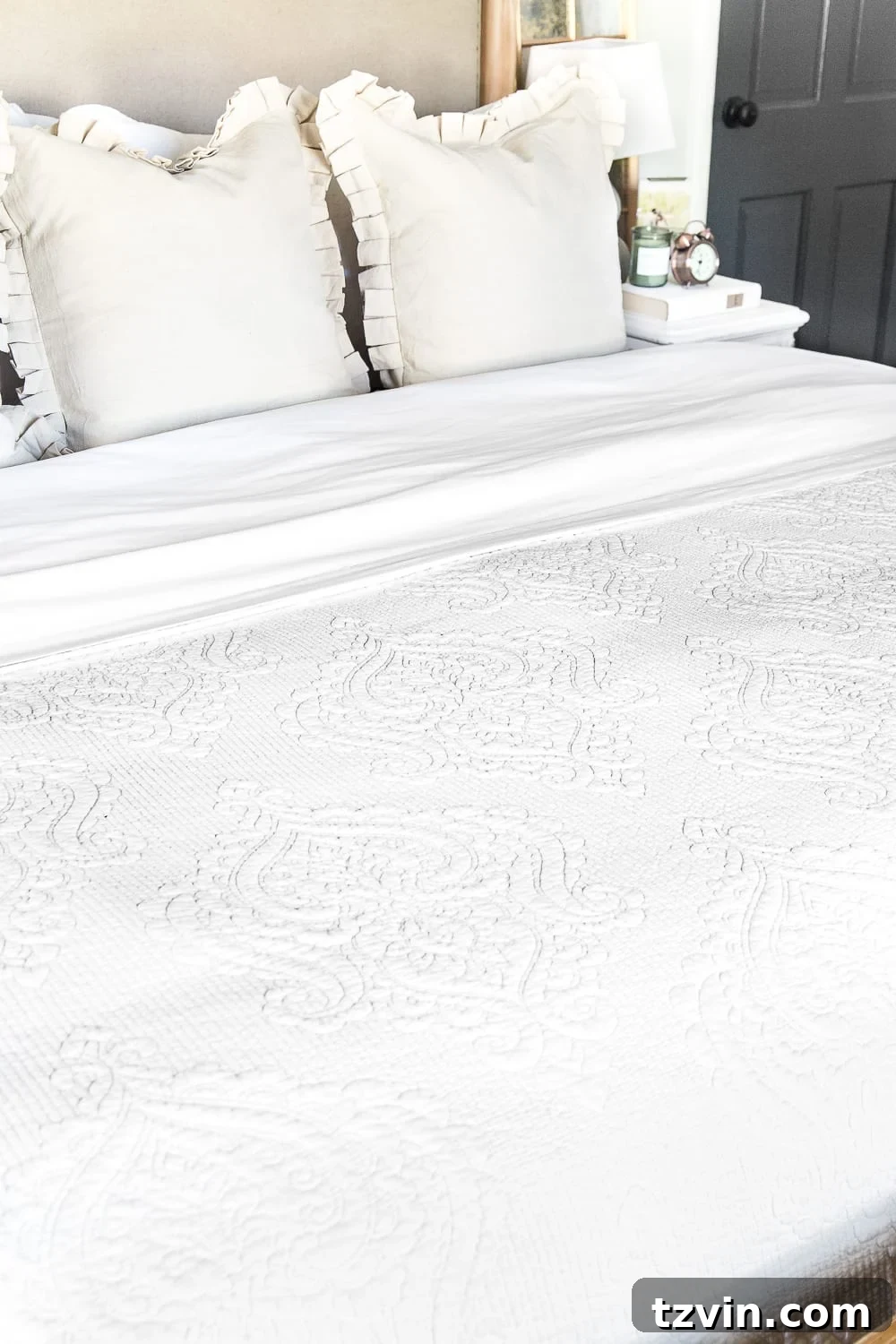 Affordable Luxury: High-End Bedding Without the High Price 6 The best resources for luxury feeling bedding for a tight budget under $40. #bedding #luxurybedding #budgetbedding #bedroomdecor