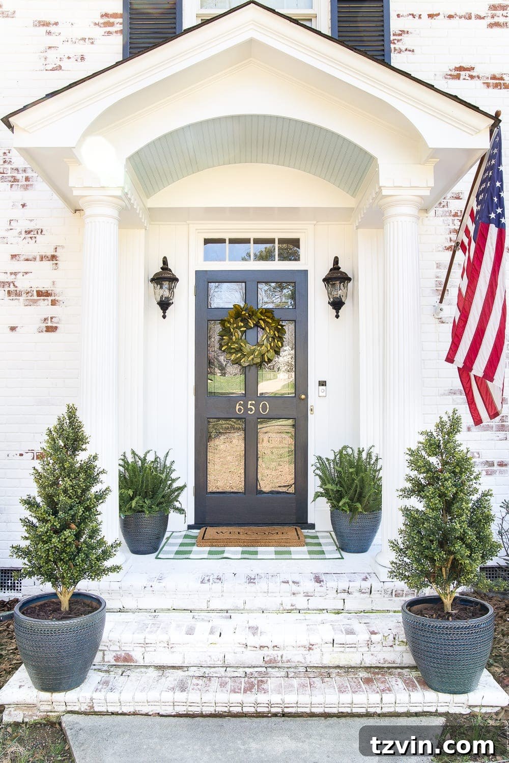Small Stoop, Big Style: 4 Simple Decorating Steps 2 4 easy steps to decorate a small porch stoop for spring to make any home more welcoming for guests. #springporch #smallporch #porchstoop