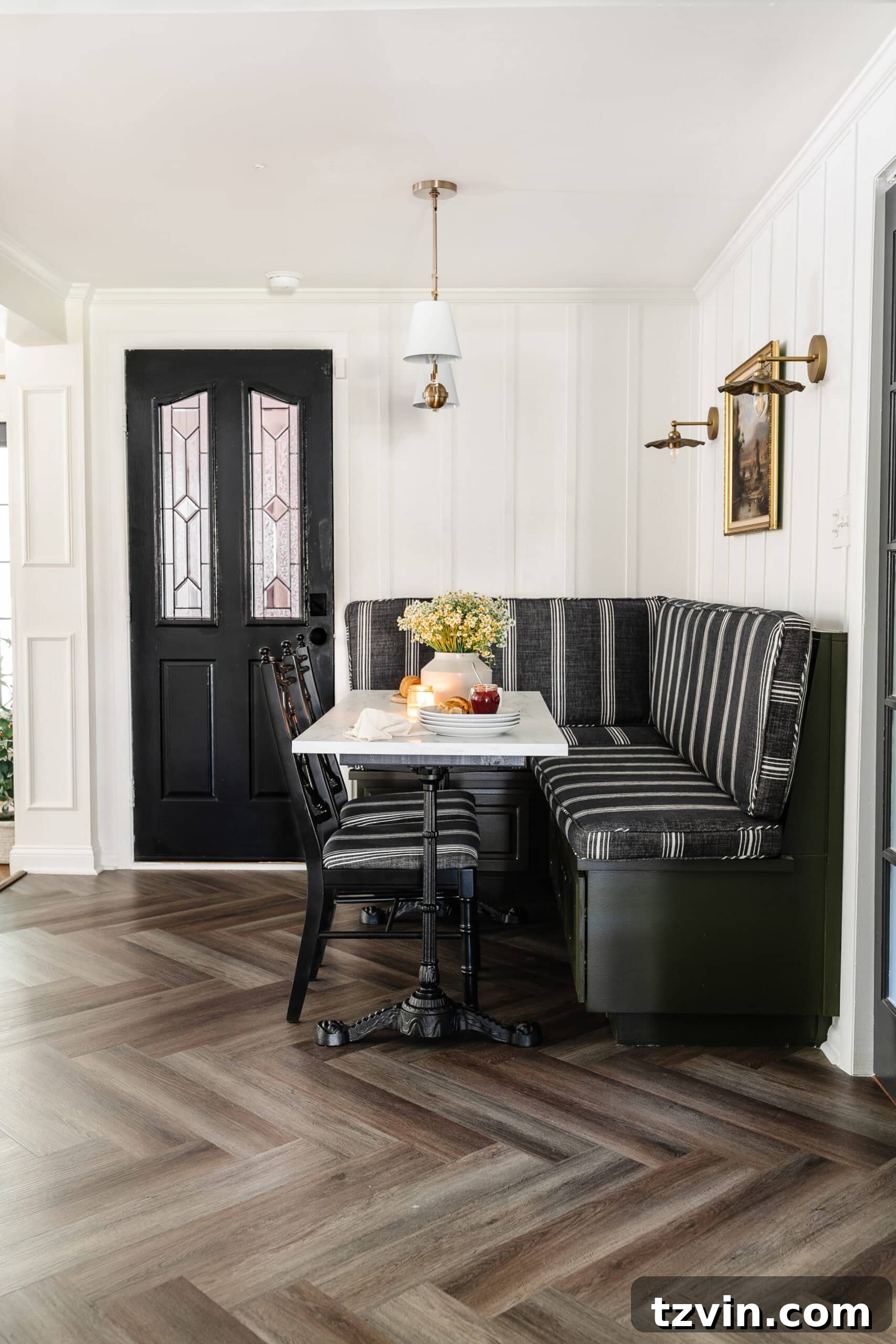 23 Smart Hacks to Make Your Small Room Feel Instantly Bigger 21 breakfast nook with marble table and banquette