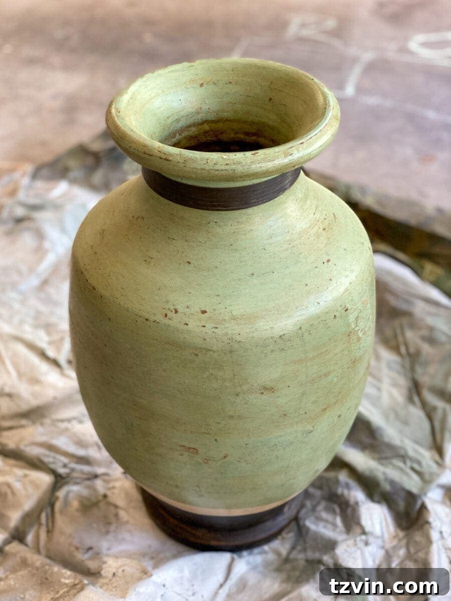 30 Must-Have Home Decor Treasures from Thrift Stores 18 A vase before its makeover, highlighting a common item to buy at thrift stores.