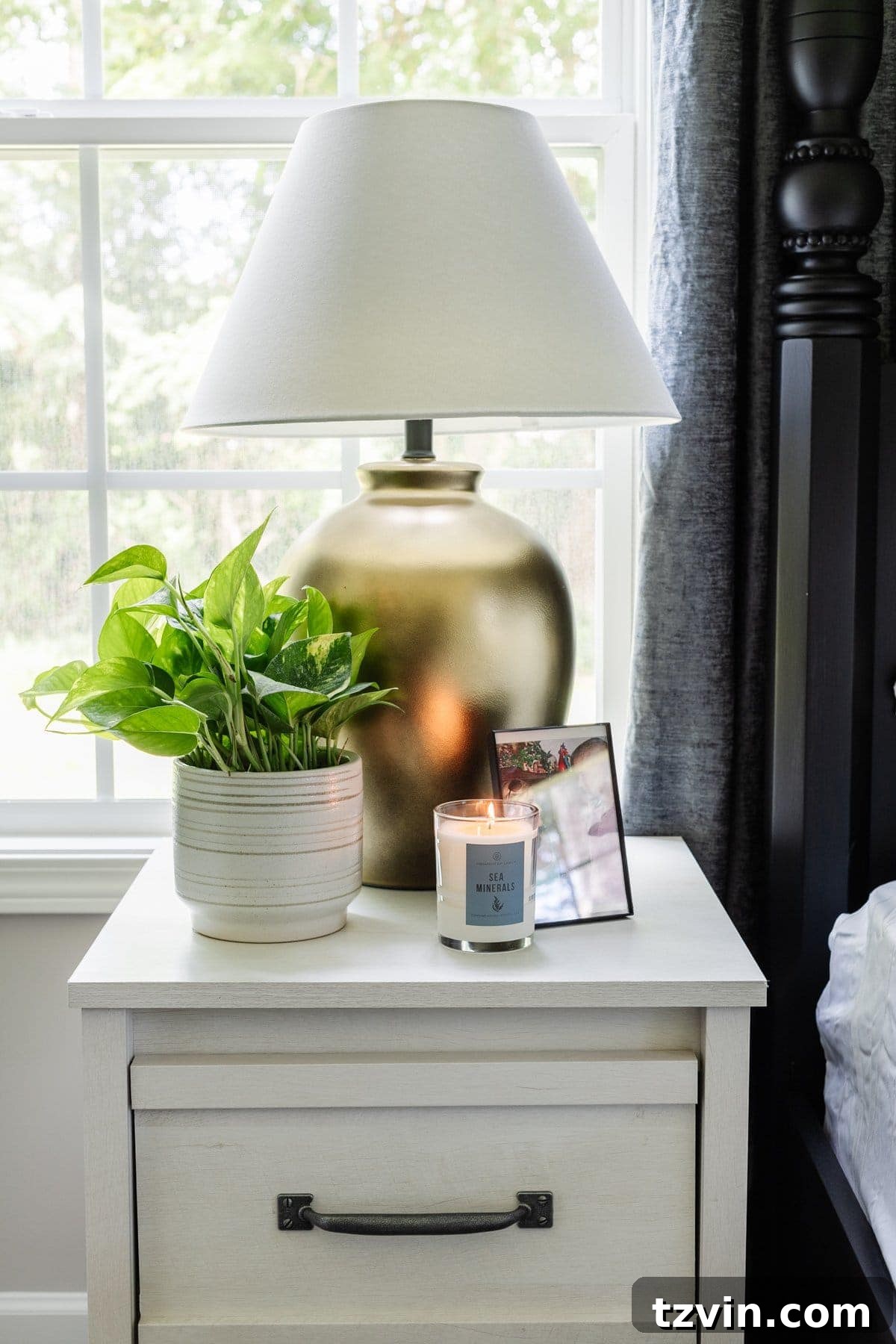 30 Must-Have Home Decor Treasures from Thrift Stores 5 Lamp makeover using brass spray paint, a common thrift store find.