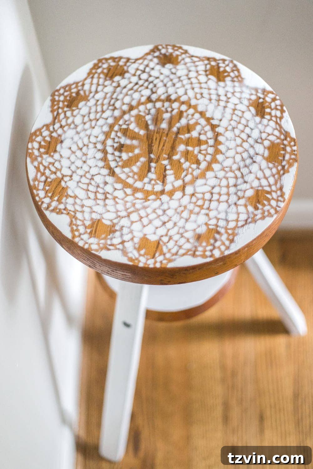 From Keys to Green: Piano Stool Plant Perch 6 A global designer-inspired DIY plant stand made from a thrifted piano stool using just spray paint and a doily for a quick and easy makeover. #plantstand #pianostool #globaldecor #spraypaint #thriftstoreflips #thrifting #diyhomedecor #thriftedhomedecor