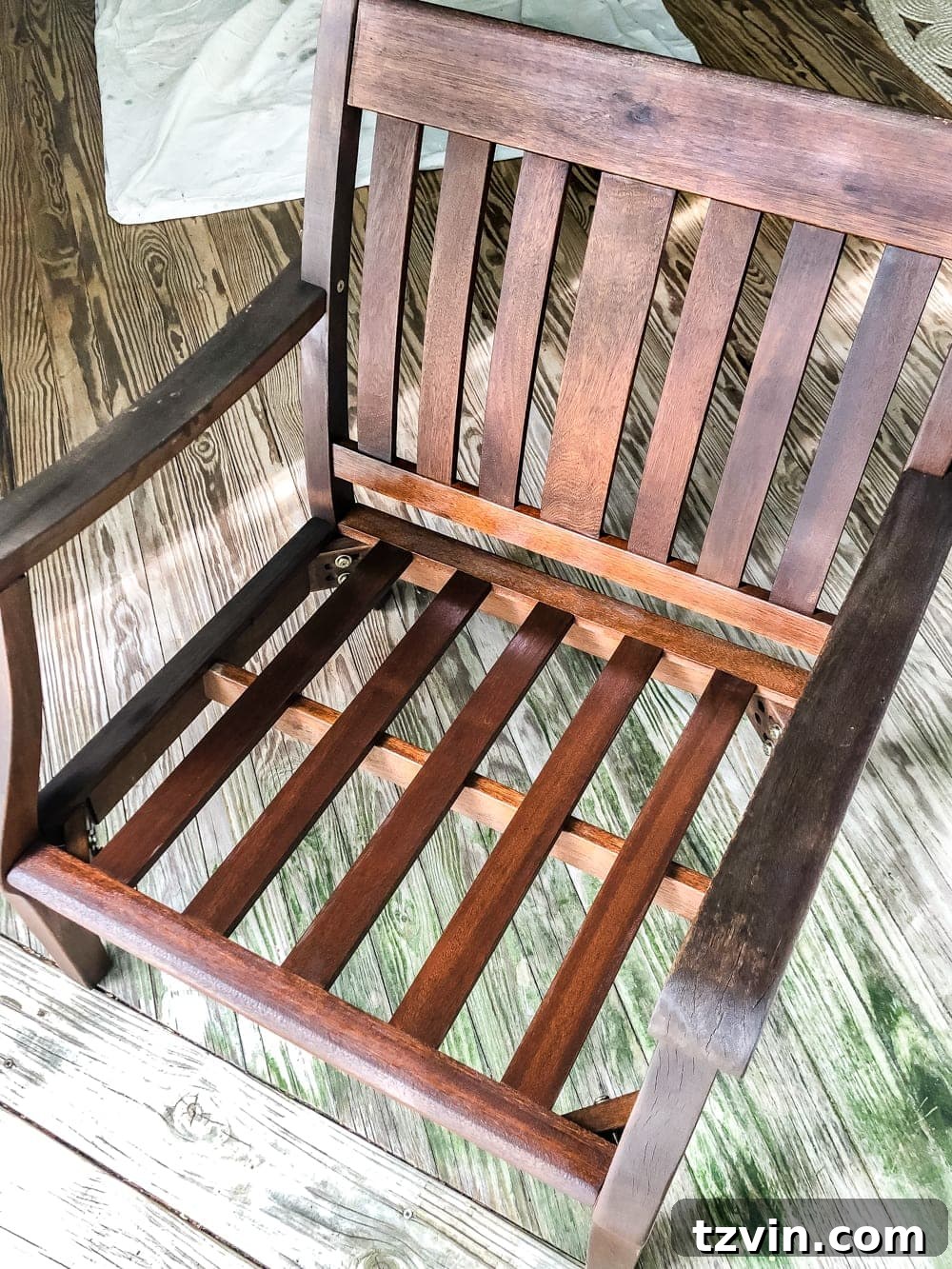 Restoring outdoor wood furniture with teak oil
