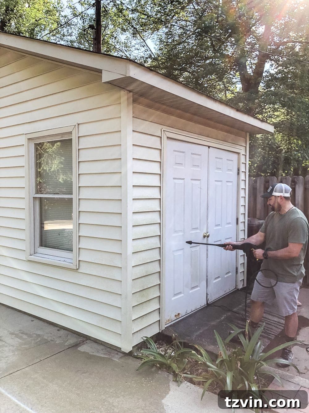 Applying detergent with a pressure washer to vinyl siding for cleaning