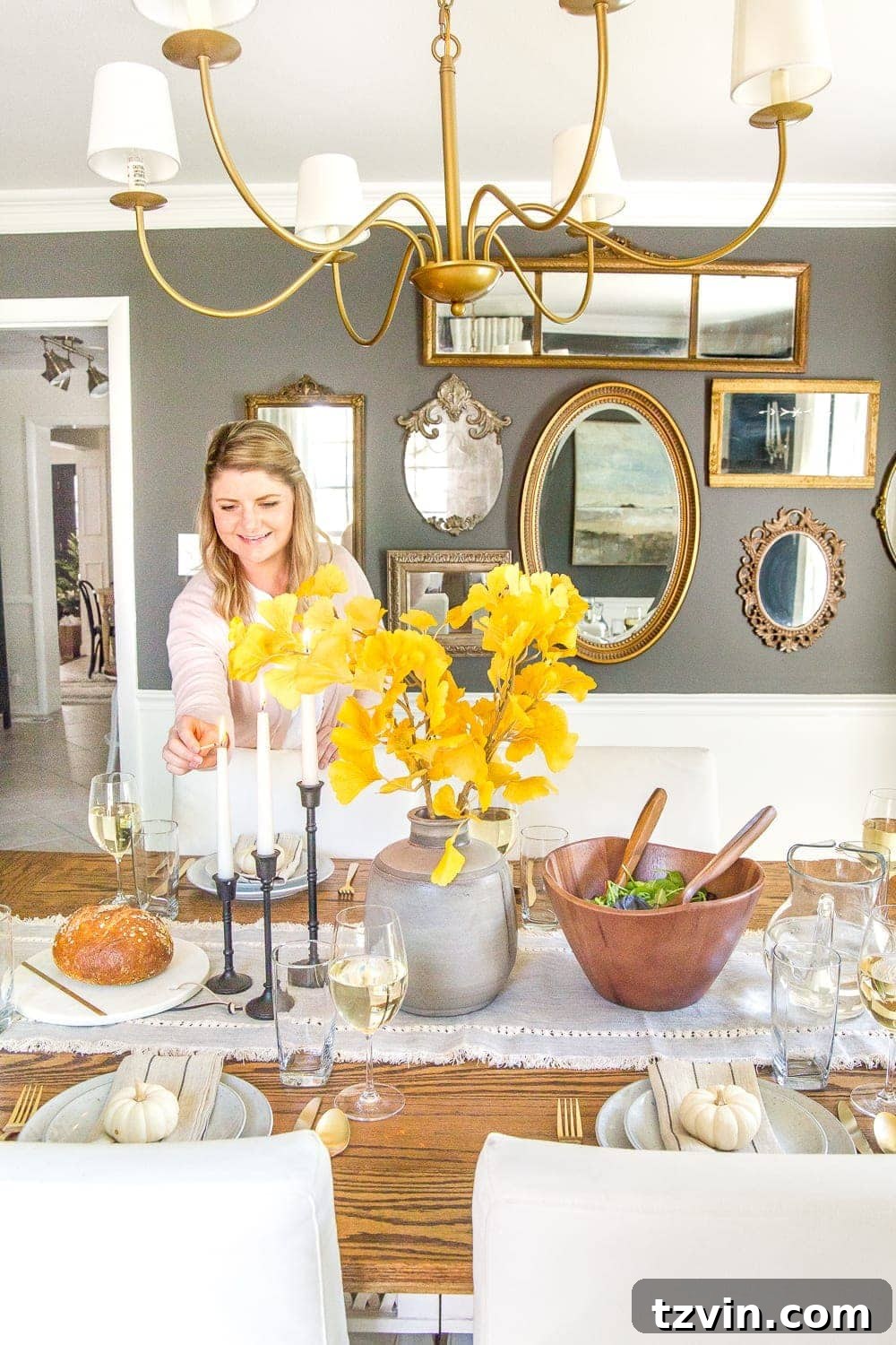 8 Clever Essentials for an Effortless Thanksgiving Table 3 Modern and traditional Thanksgiving table setting with capsule decor staples.