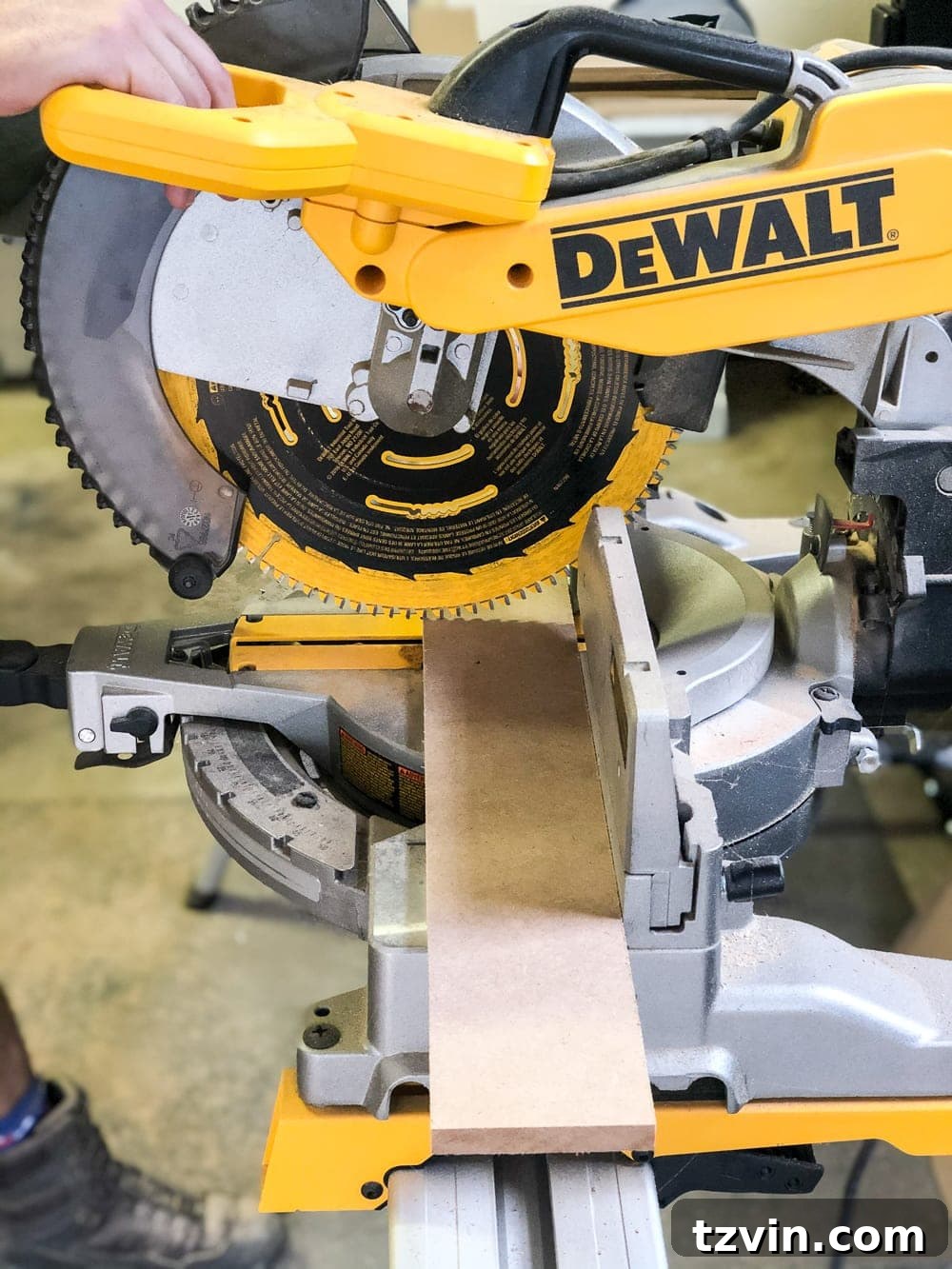 Measuring between vertical boards for horizontal grid molding