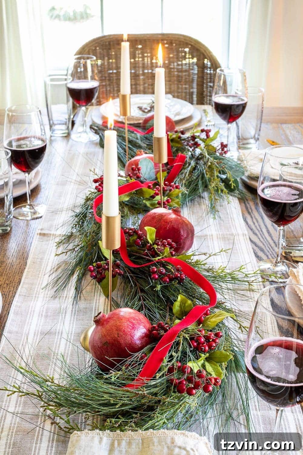 Christmas decor ideas: Dining table with minimalist holiday centerpiece