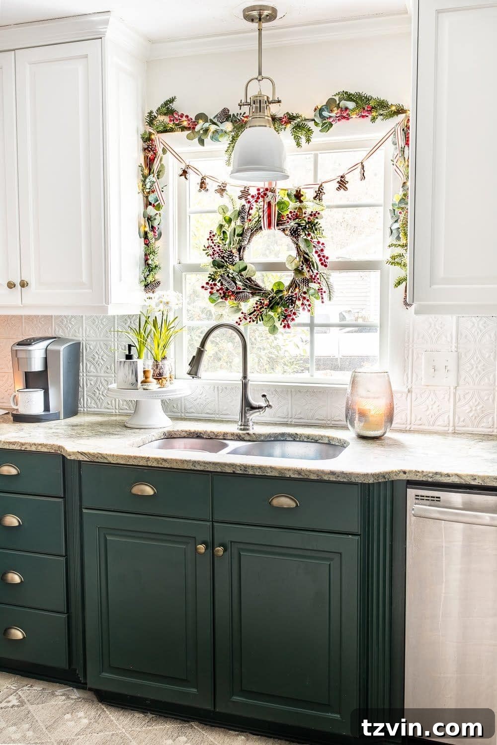Christmas kitchen decor: Wreath and garland on a kitchen window