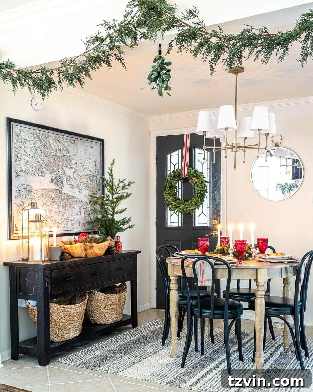Christmas decor ideas: Artificial garland and mistletoe in a cozy breakfast nook
