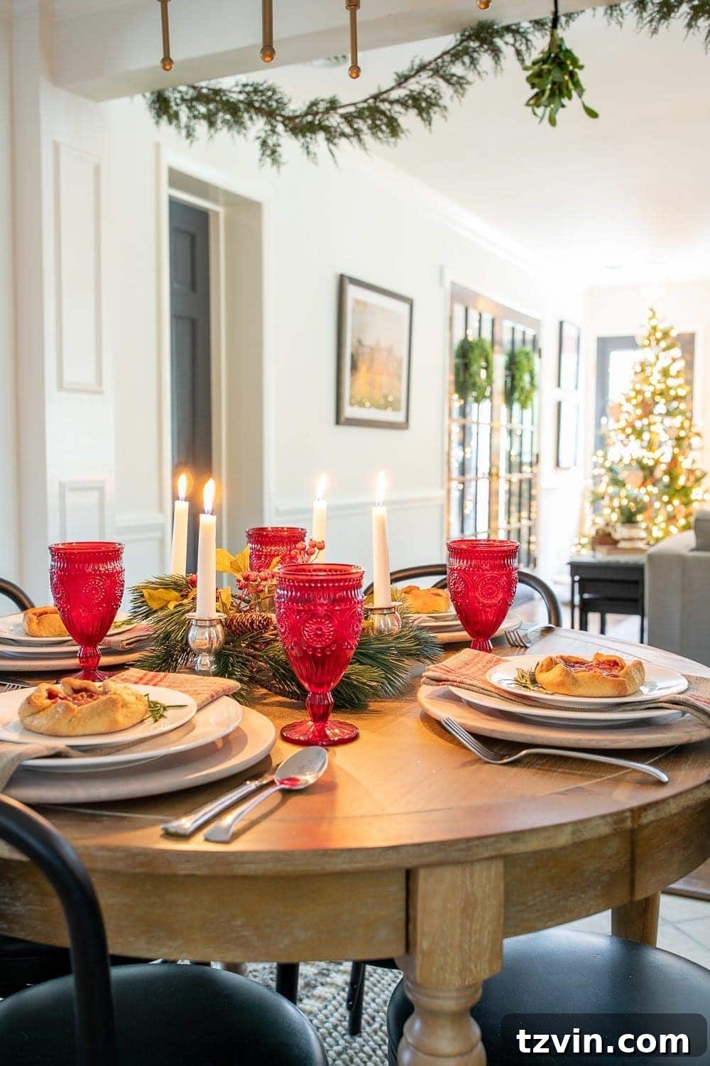 Christmas decor ideas: Cozy tablescape for a round table