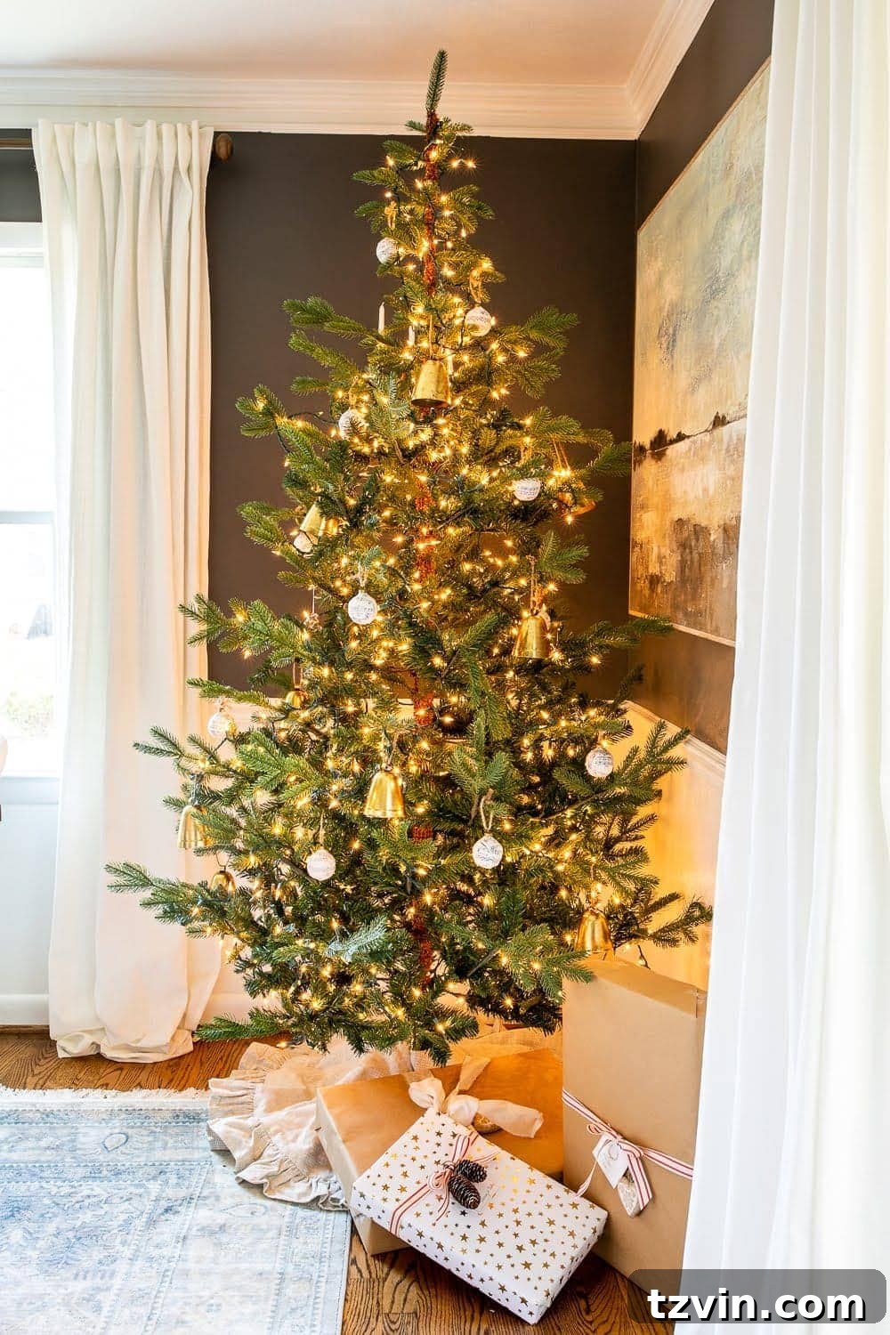 Christmas decor ideas: Dining room Christmas tree with minimalist ornament display