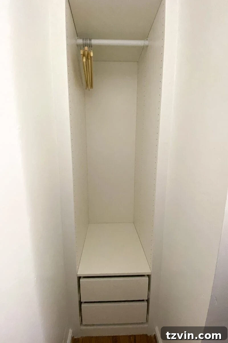 IKEA Billy Kitaplıklarla Gardırop Dönüşümü: Kendin Yap Fikirleri 11 Installing a single IKEA PAX unit in a small walk-in closet.