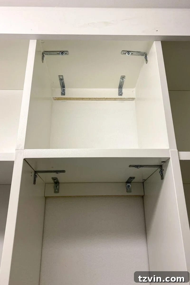 IKEA Billy Kitaplıklarla Gardırop Dönüşümü: Kendin Yap Fikirleri 13 Building custom shoe shelves from the gap between Billy bookcases.