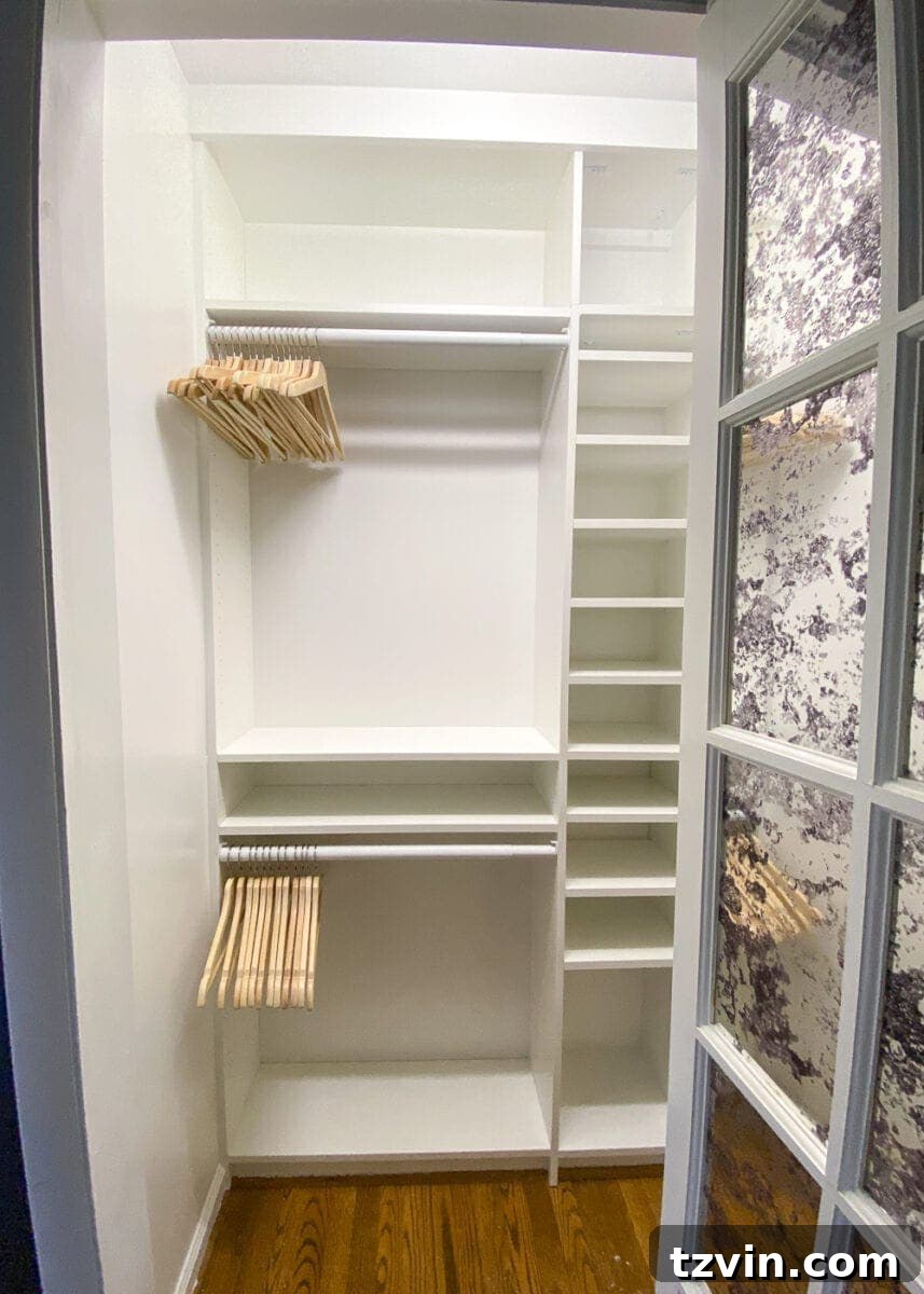IKEA Billy Kitaplıklarla Gardırop Dönüşümü: Kendin Yap Fikirleri 17 Organized custom IKEA closet with baskets for extra storage.