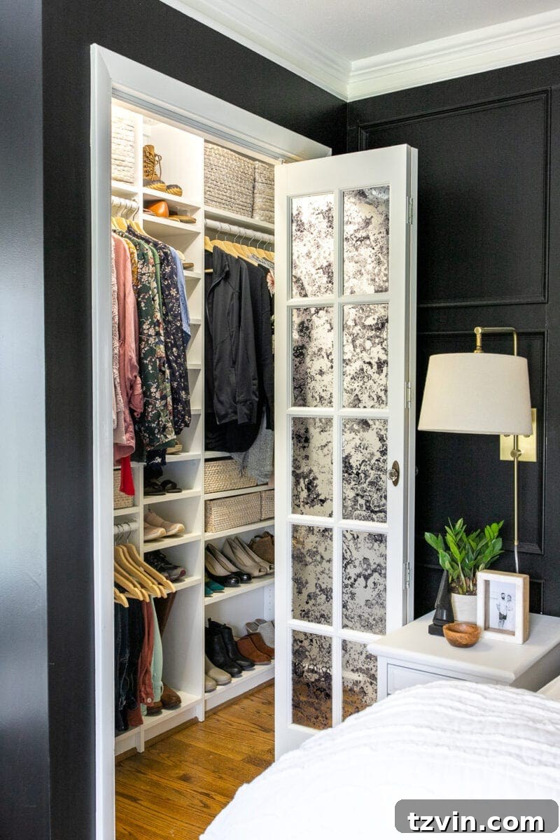 IKEA Billy Kitaplıklarla Gardırop Dönüşümü: Kendin Yap Fikirleri 19 Organized bedroom closet with IKEA Billy bookcases built in, showcasing organization tips.
