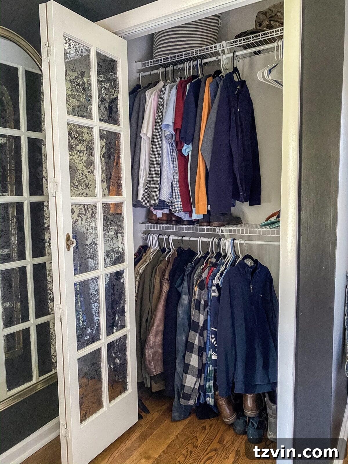 IKEA Billy Kitaplıklarla Gardırop Dönüşümü: Kendin Yap Fikirleri 5 Before image of a disorganized reach-in closet with wire shelving.