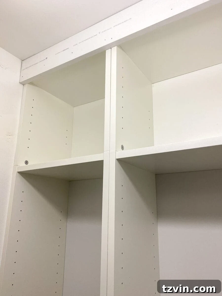 IKEA Billy Kitaplıklarla Gardırop Dönüşümü: Kendin Yap Fikirleri 6 Assembling and positioning IKEA Billy bookcases in a closet.