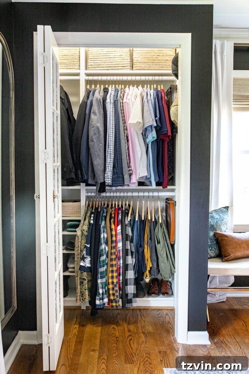 IKEA Billy Kitaplıklarla Gardırop Dönüşümü: Kendin Yap Fikirleri 9 Finished built-in closet with white shelves, wooden hangers, and organized clothing.