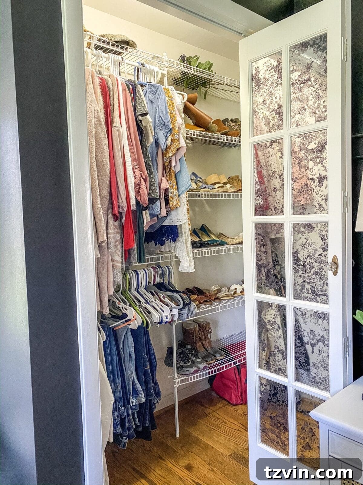 IKEA Billy Kitaplıklarla Gardırop Dönüşümü: Kendin Yap Fikirleri 10 Before image of a small, cluttered walk-in closet.