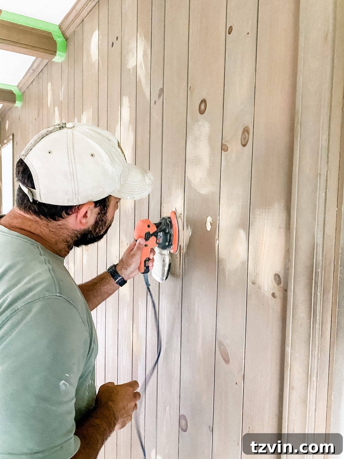 Duvar Panellerini Baştan Yarat: McNay Projesi Güncellemesi 3 sanding wood paneling for a smooth finish
