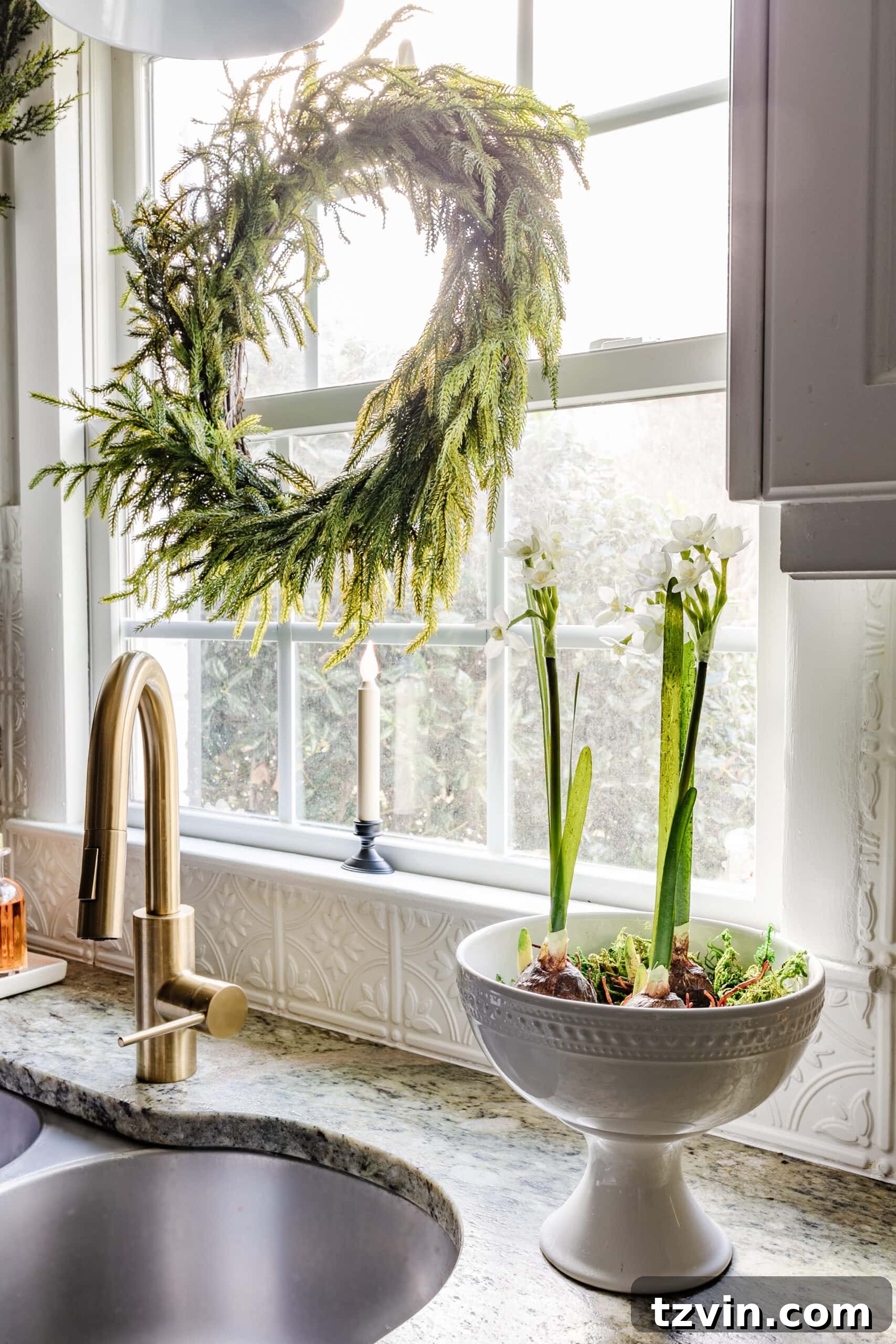 Harvesting Holiday Beauty: Drying Fruit and Preserving Leaves 19 Fresh paperwhites in a bowl, a simple and elegant natural Christmas kitchen decor idea
