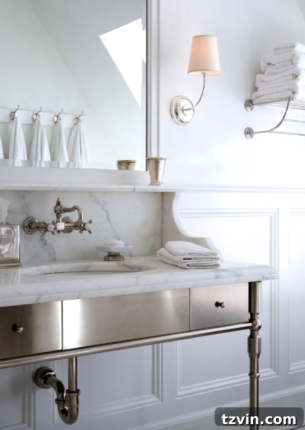 Scalloped backsplash and marble sink ledge in bathroom