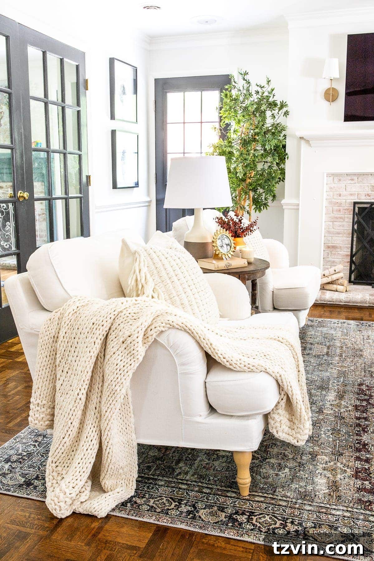 Chic Fall Decor Ideas That Wont Break The Bank 8 chunky knit throw blanket