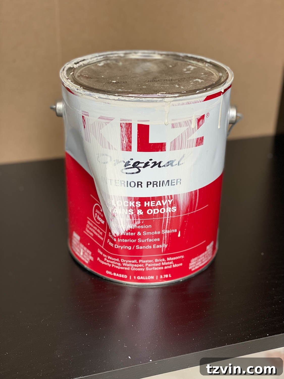Can of Kilz Original primer, an essential product for preparing laminate furniture for painting.