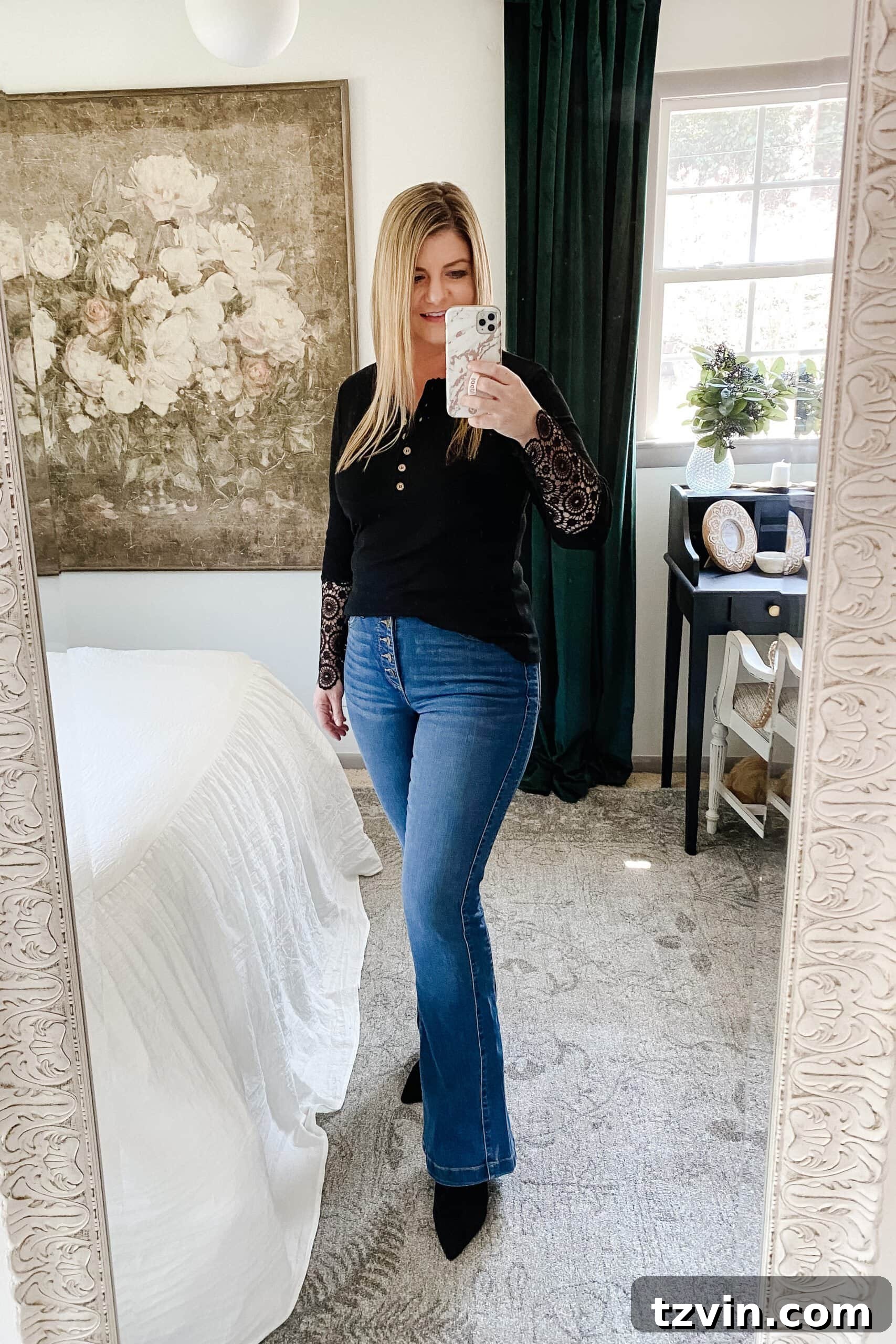 6 Fall Outfits That Make You Look Instantly Slimmer 4 Slimming fall outfit idea: dark front tucked top, flare jeans, pointed toe boots