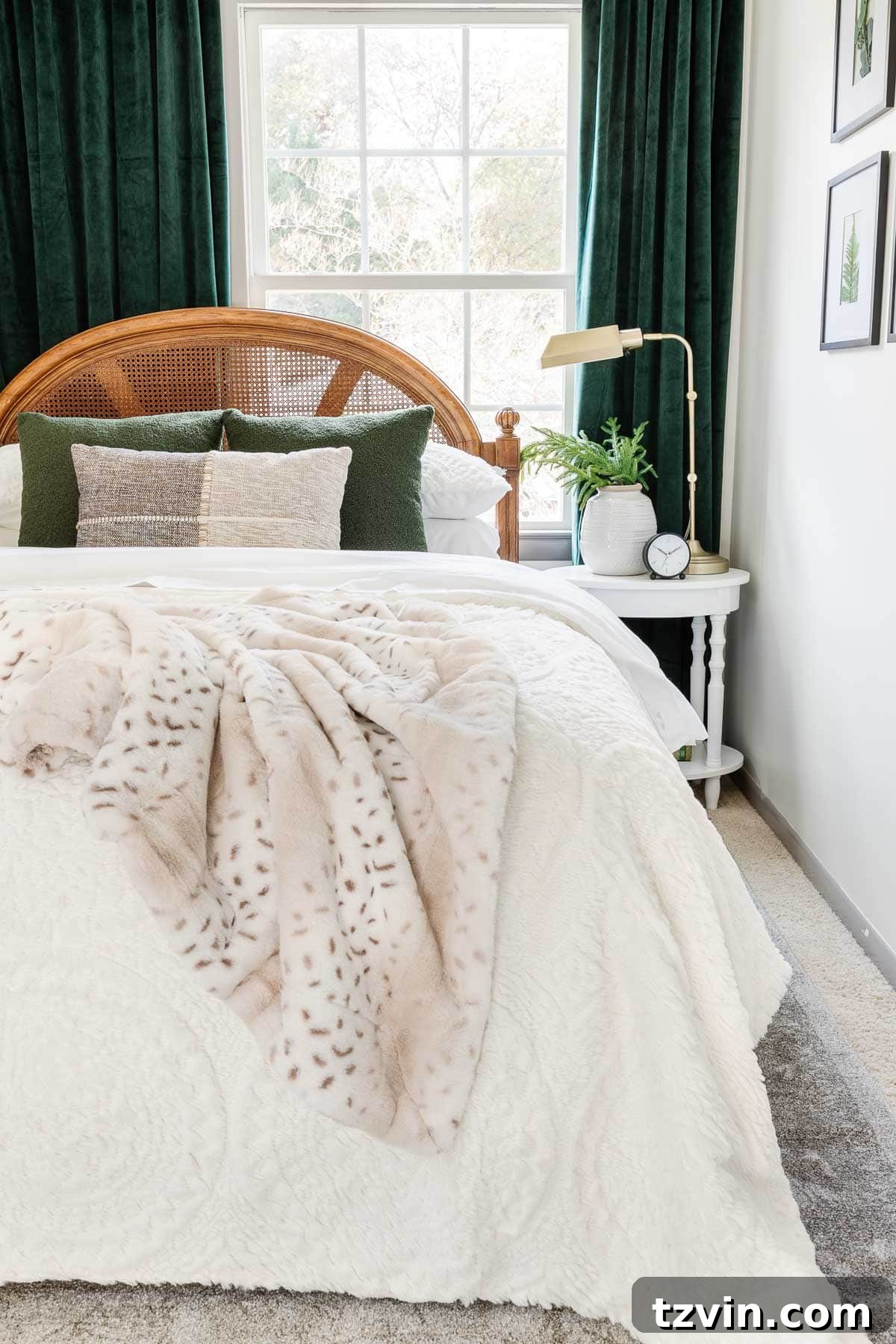 Cozy Christmas Bedding Bundles for Peaceful Slumber 4 Close-up of green and white Christmas bedding, highlighting the soft textures and inviting colors.