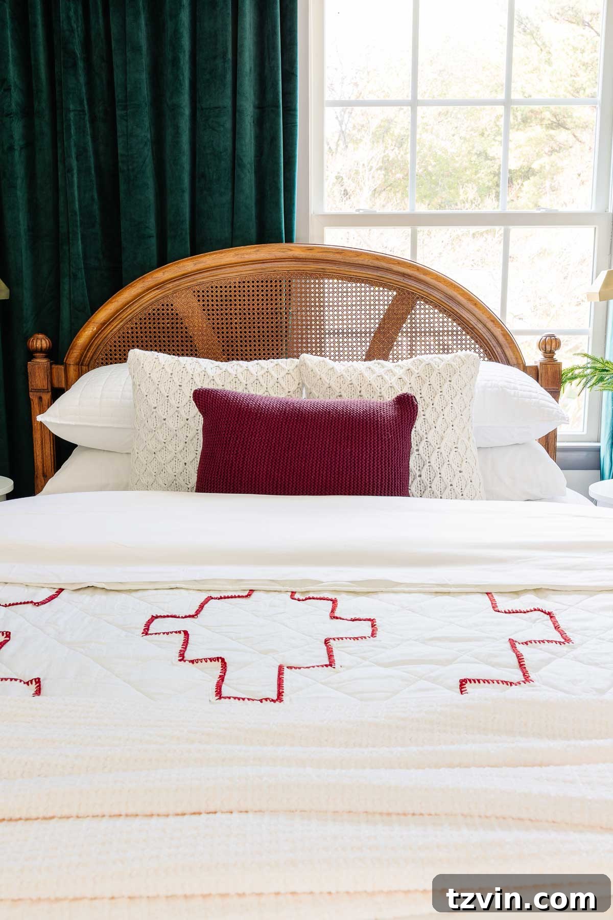 Cozy Christmas Bedding Bundles for Peaceful Slumber 8 Close-up of red and white Christmas bedding, highlighting the festive and nostalgic details.