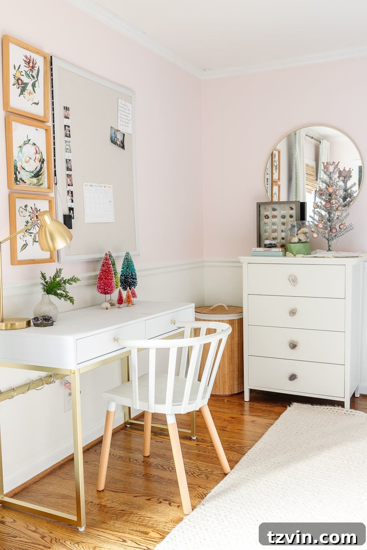 Christmas bedroom decor in a little girl's room