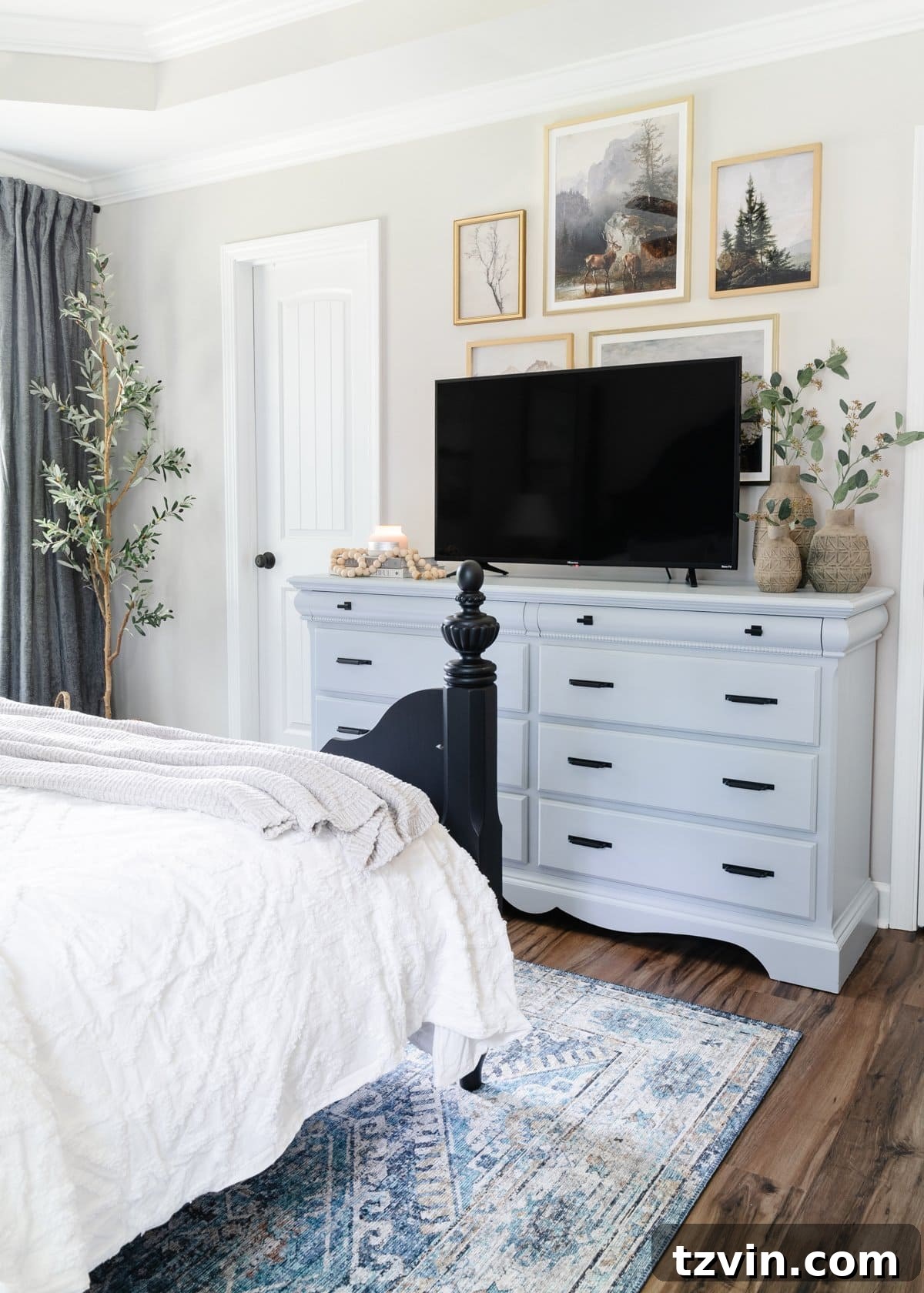 The Best Products of 2021 Chosen by Our Community 18 Vintage Lake Gallery Wall Set in a small bedroom