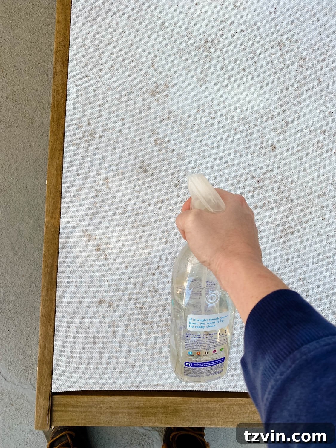 How to clean outdoor cushions and furniture with vinegar and targeted stain treatment