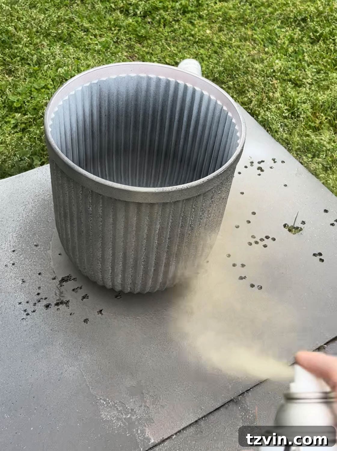 spray painting outdoor planters to look like concrete