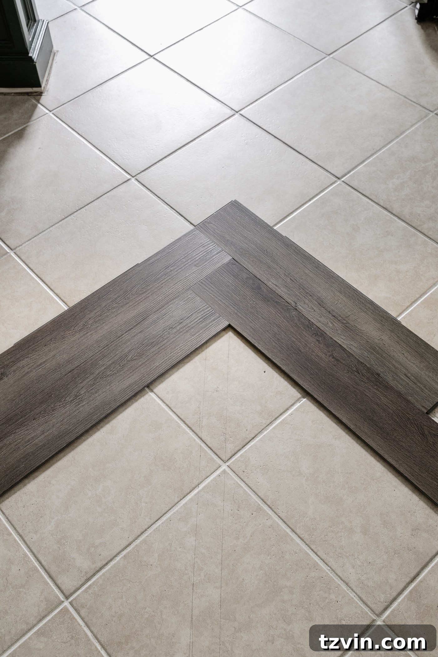4 LVP floor pieces to mark the starting point for installation