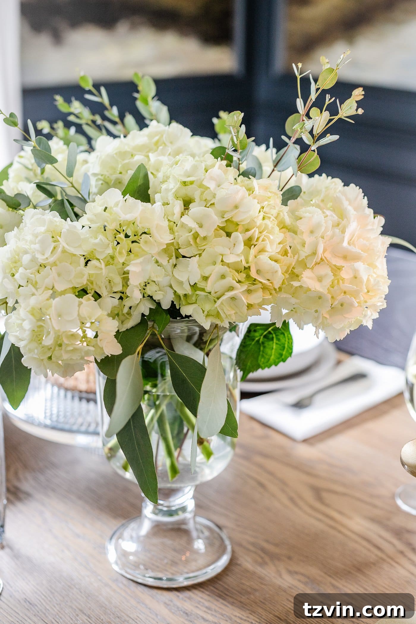 Effortless Table Settings for Every Occasion 9 simple dining table centerpiece with hydrangeas and eucalyptus leaves for summer