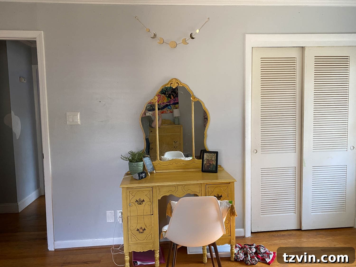 Old vanity desk before the shared teenage bedroom makeover