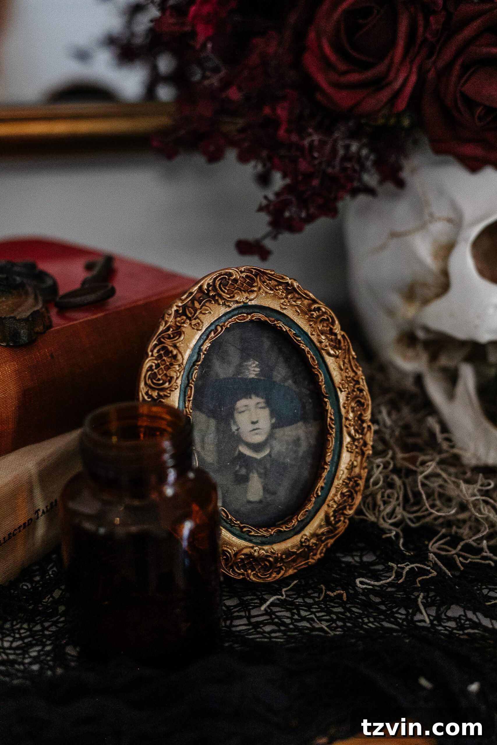 DIY Foyer Frights: Haunted Halloween Welcome 8 vintage picture frame with creepy Halloween portrait