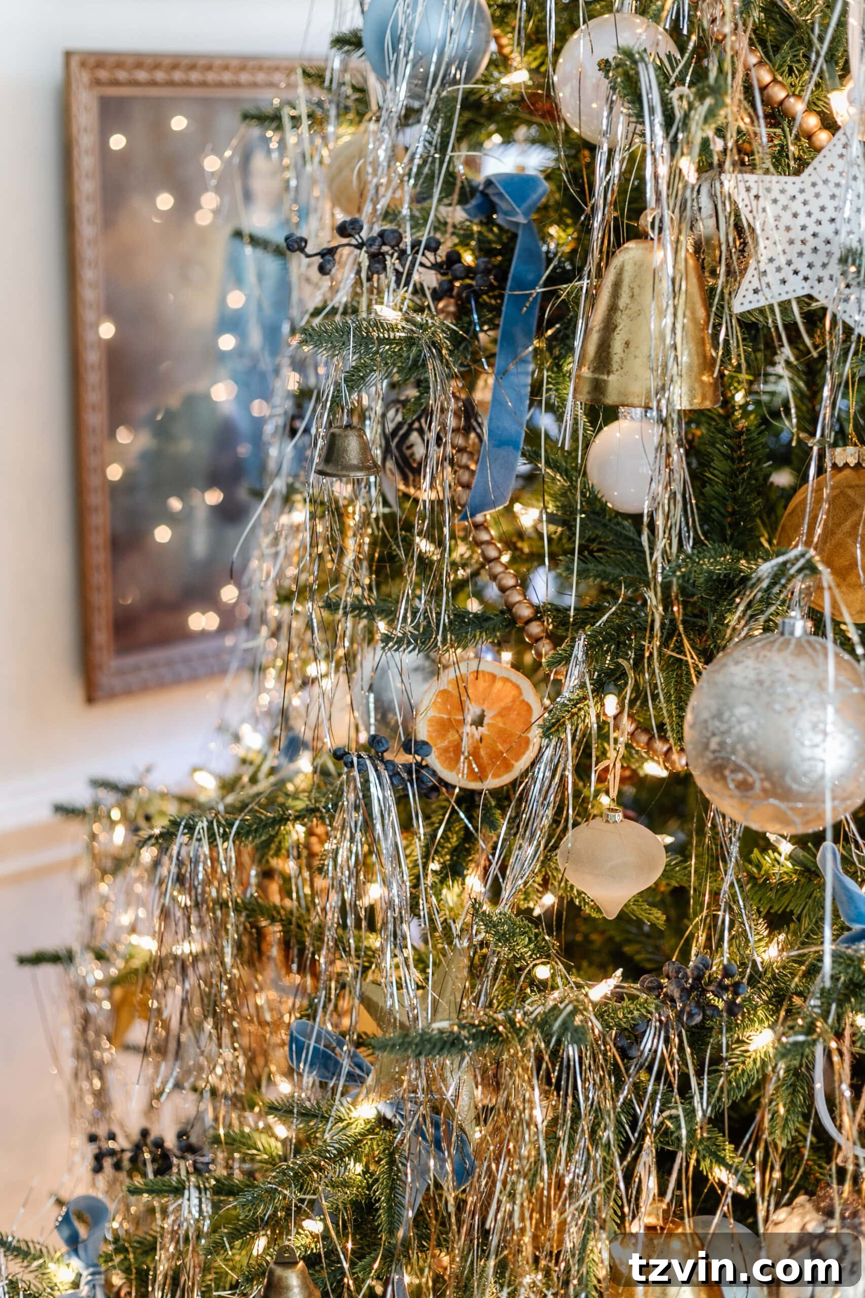 Snuggle-Worthy: 13 Christmas Living Room Decor Inspirations 13 Christmas tree decorated with tinsel, ball ornaments, and dried oranges