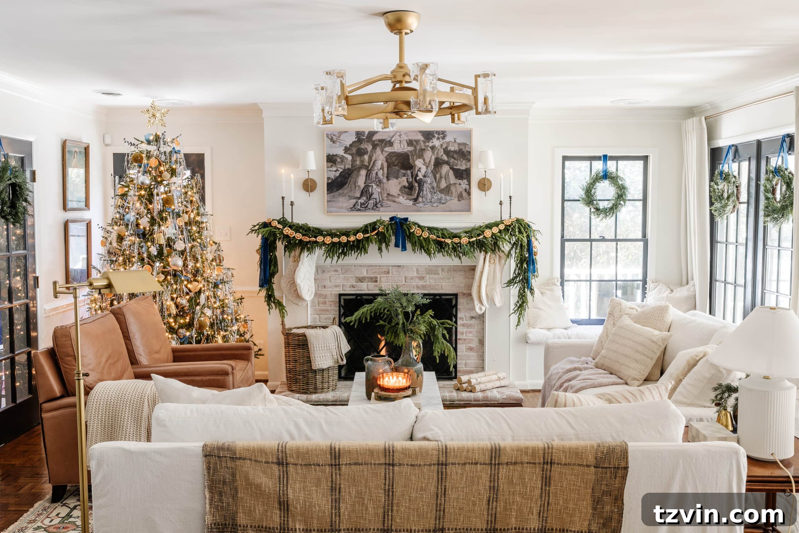 Snuggle-Worthy: 13 Christmas Living Room Decor Inspirations 3 Cozy Christmas living room decor