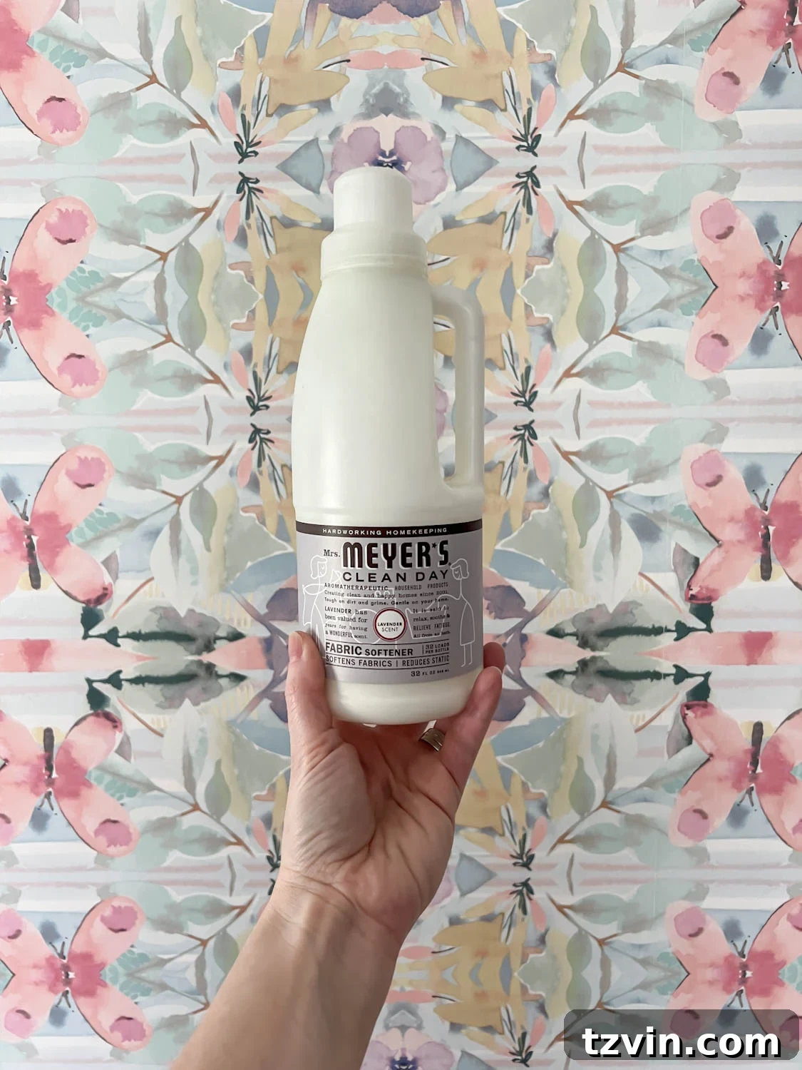 How to remove wallpaper using a DIY fabric softener and hot water solution