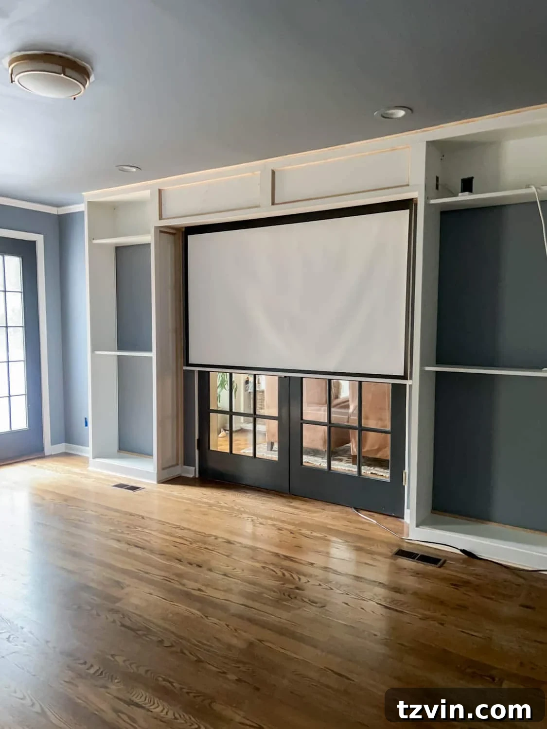 Akıllı IKEA Hack: Gizli Projeksiyon Perdesi Nasıl Yapılır 2 Hidden built-in projector screen seamlessly integrated into a media room with IKEA shelves