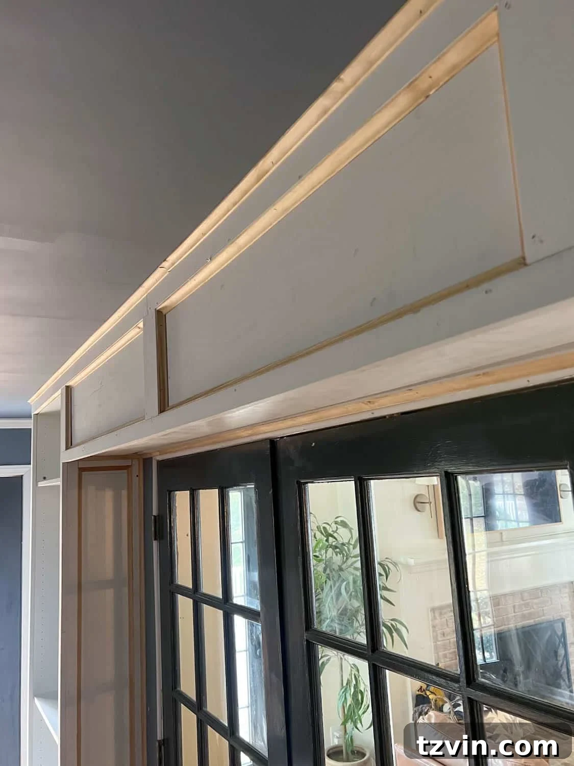 Akıllı IKEA Hack: Gizli Projeksiyon Perdesi Nasıl Yapılır 12 The built-in box taking shape between the bookcases, designed to perfectly conceal the projector screen