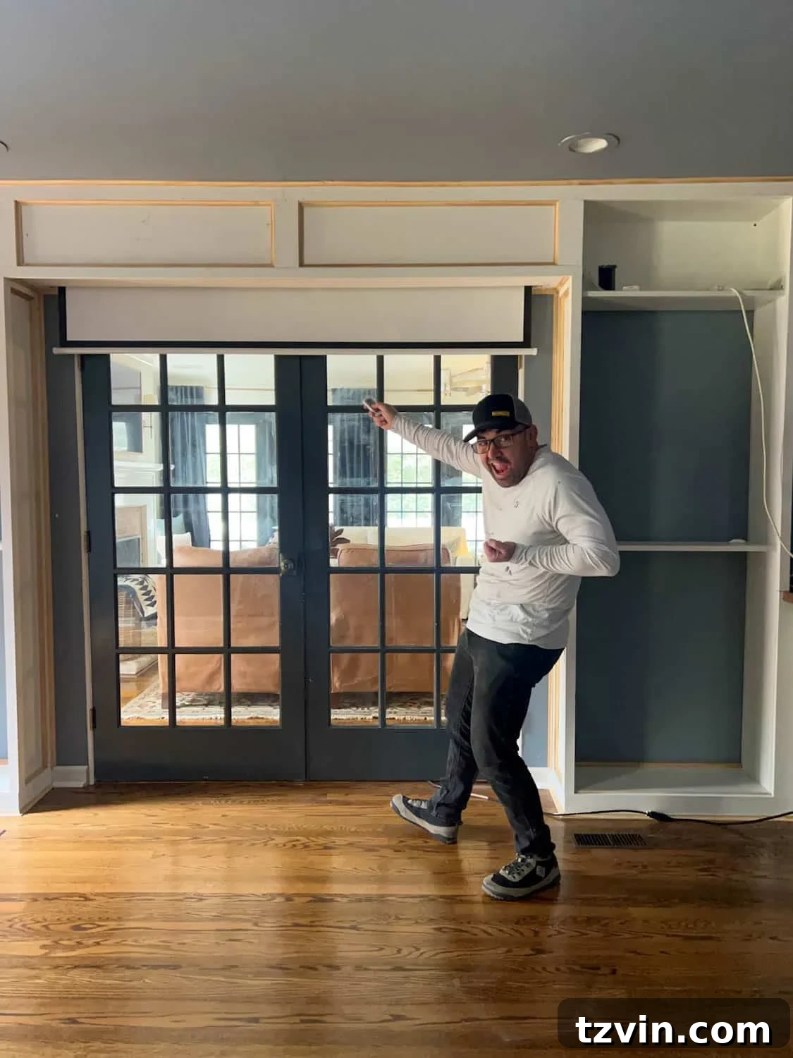 Akıllı IKEA Hack: Gizli Projeksiyon Perdesi Nasıl Yapılır 14 The retractable projector screen, operated by remote, neatly hidden above French doors in a beautifully finished built-in unit