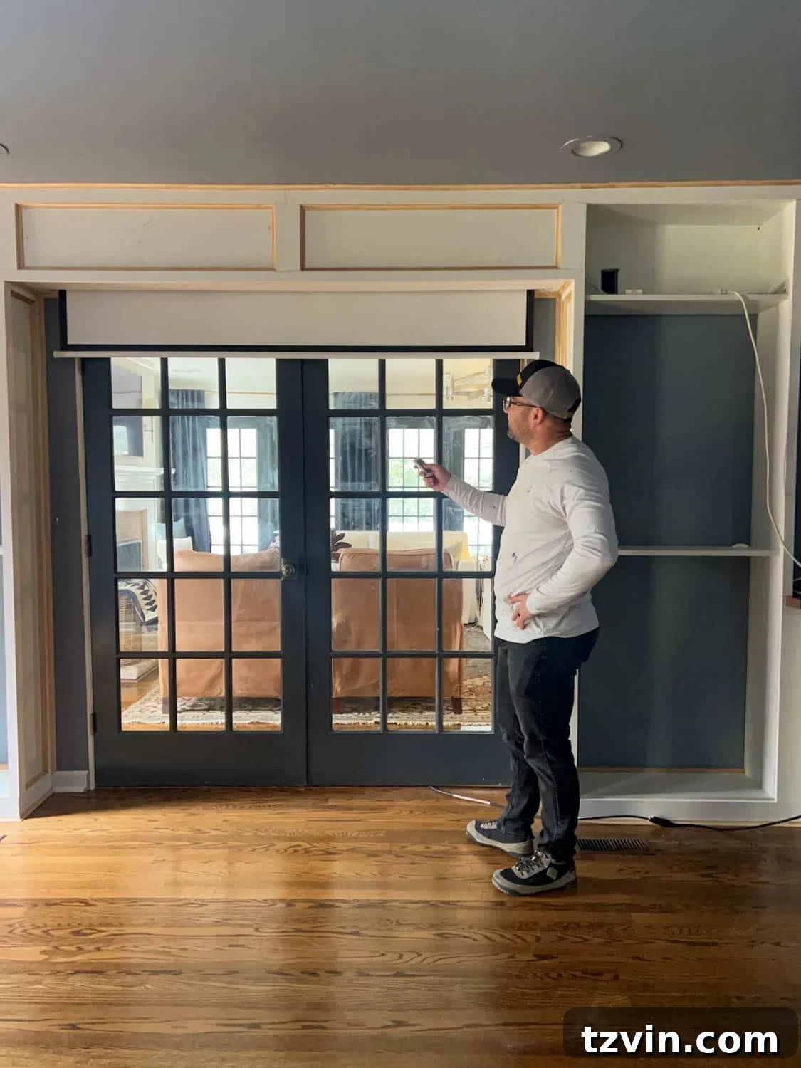 Akıllı IKEA Hack: Gizli Projeksiyon Perdesi Nasıl Yapılır 4 Electric projector screen with remote hidden discreetly within built-in cabinetry, ready for movie nights